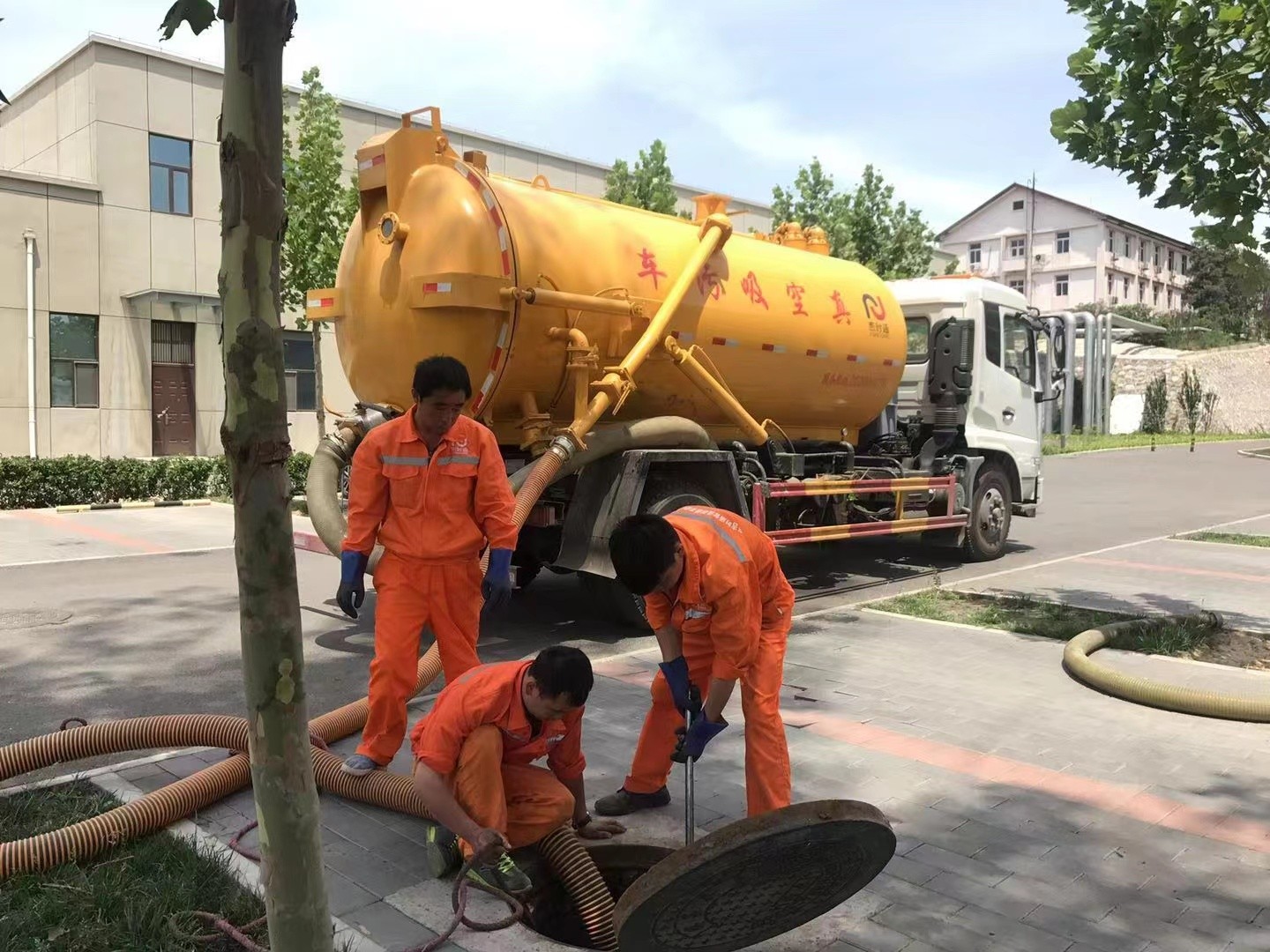 嘉兴化粪池清理与5-8吨吸粪车施工效率分析